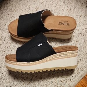 TOMS Black and Tan Platform Slides